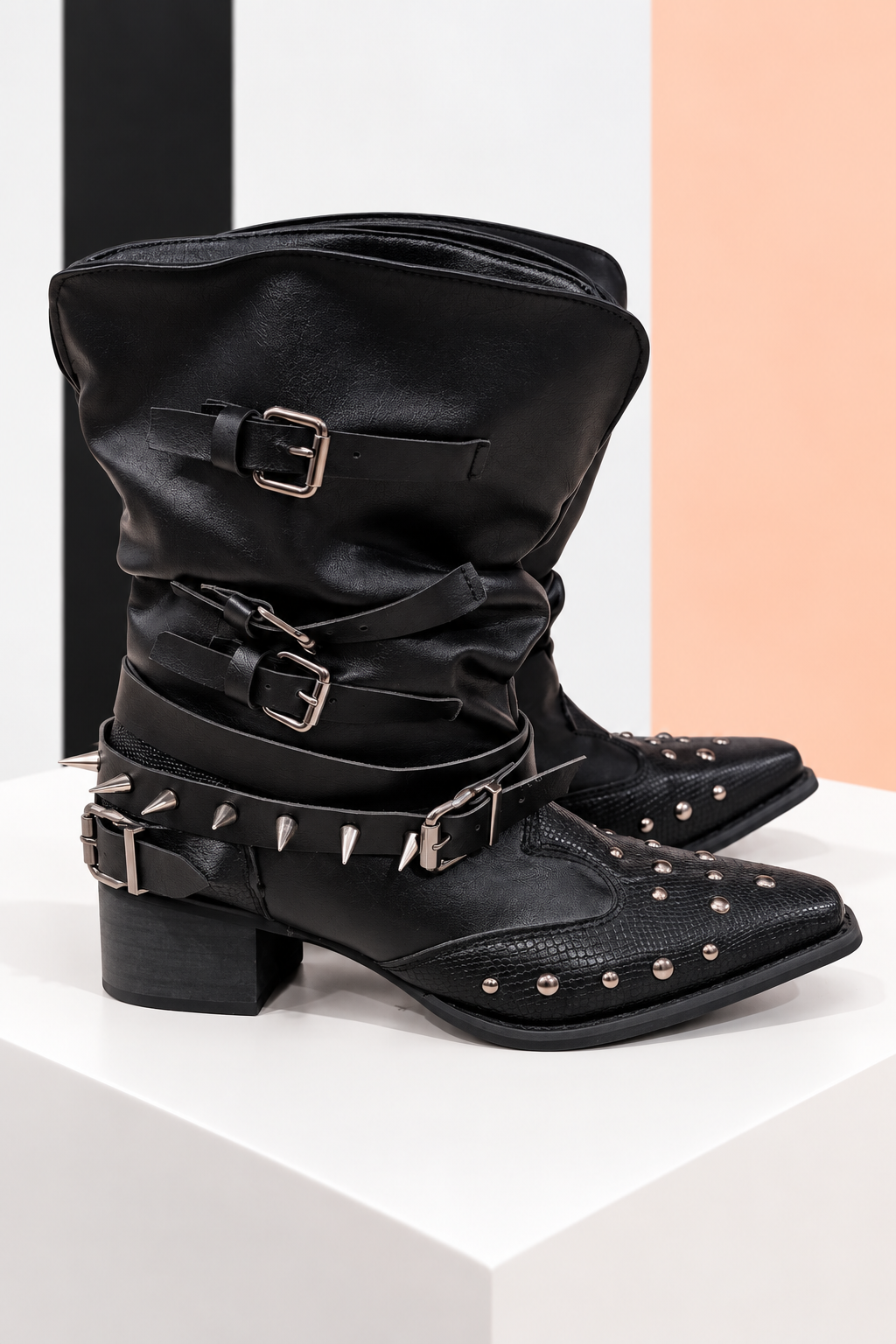Botas Negras con Tachas, Pinchos y Múltiples Correas