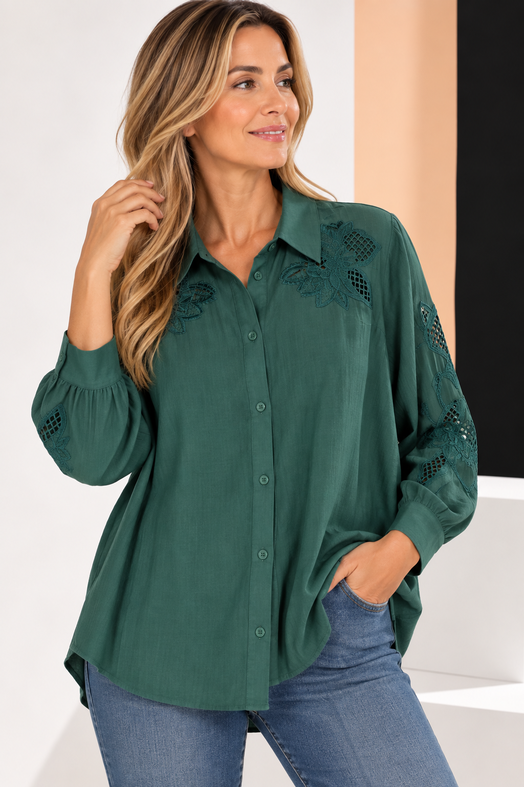 Camisa con Bordados Calados en Canesú y Mangas