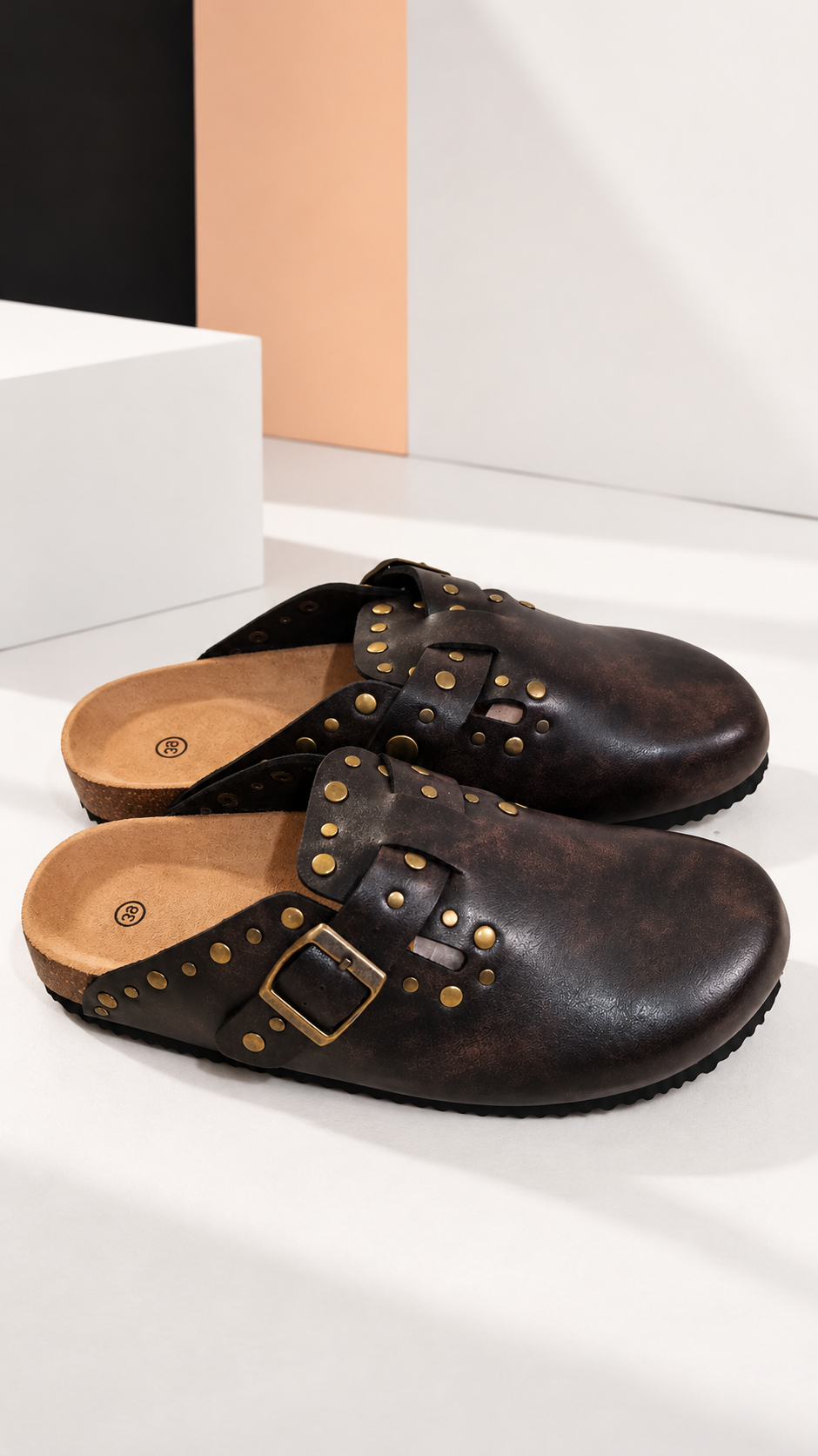 Zueco de Cuero Marrón Gastado con Tachas y Hebilla Bronce